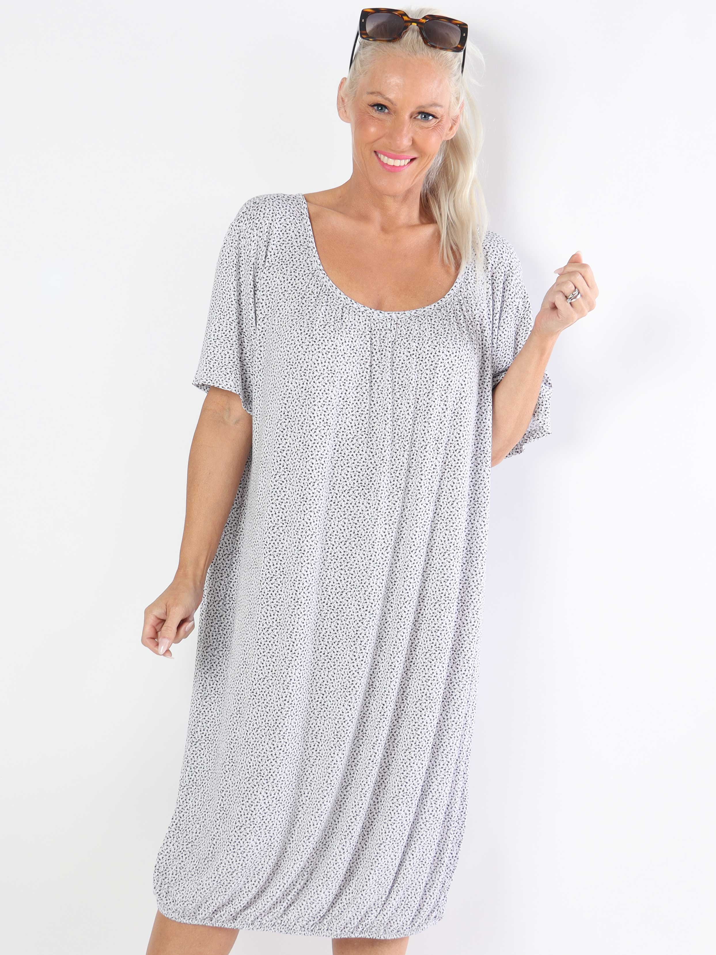 Miracle Flower Dress - Plus size kjole i viskose med elastik forneden